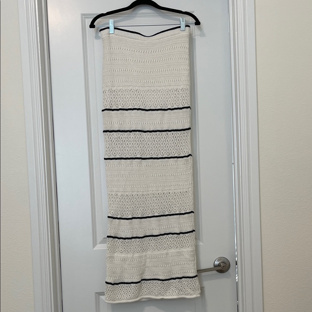 EUC! Abercrombie & Fitch Cream and Navy Midi Sweater Skirt, Size Medium - Picture 3 of 6
